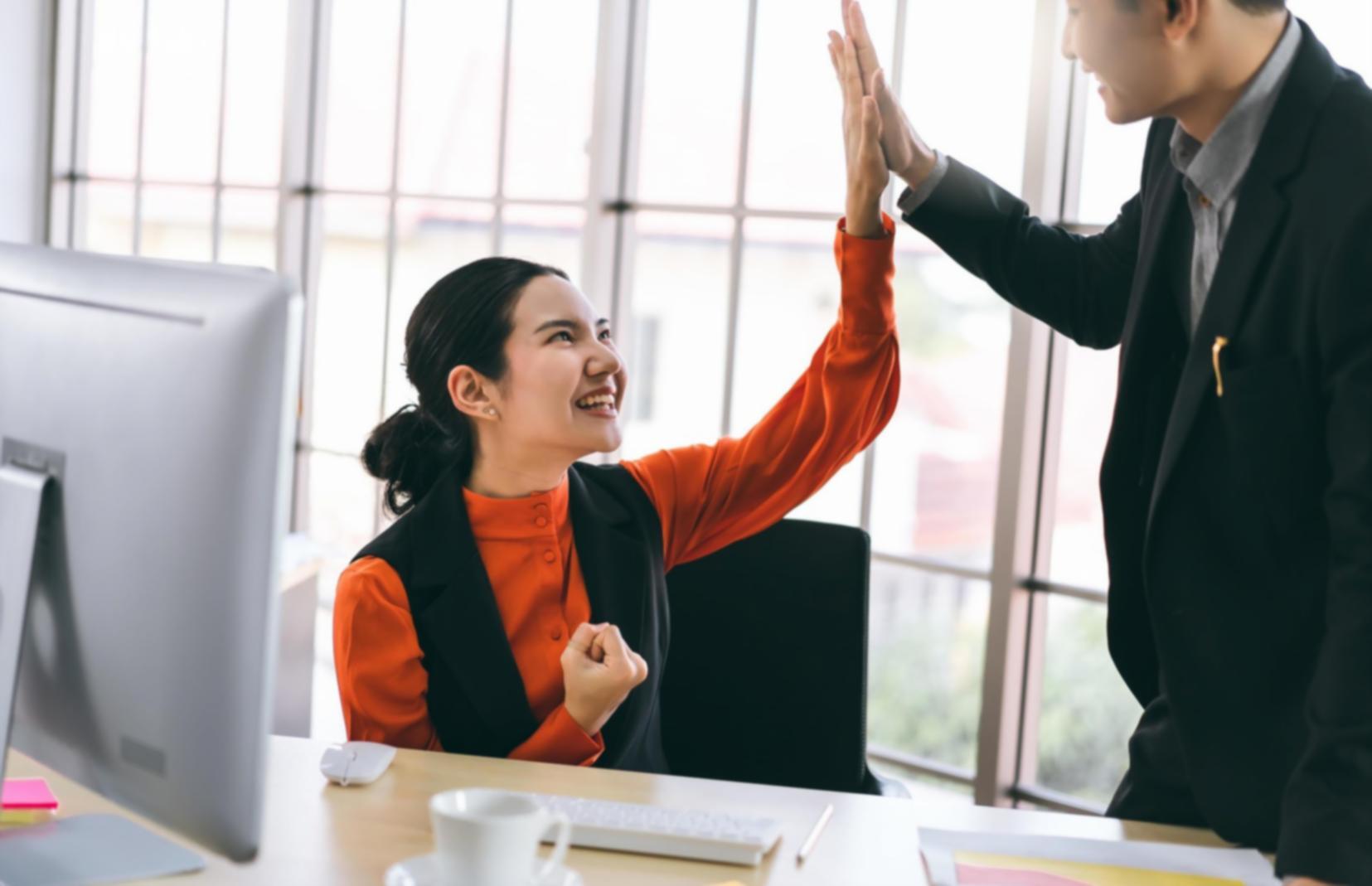 Pantalla con gráficas de analítica web y métricas de tráfico orgánico