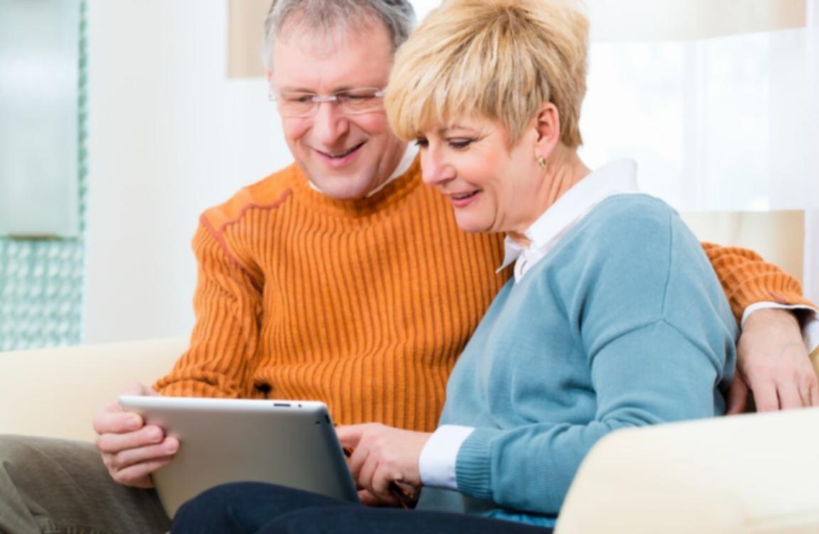 Estudiantes siguiendo cursos en línea sobre tráfico web