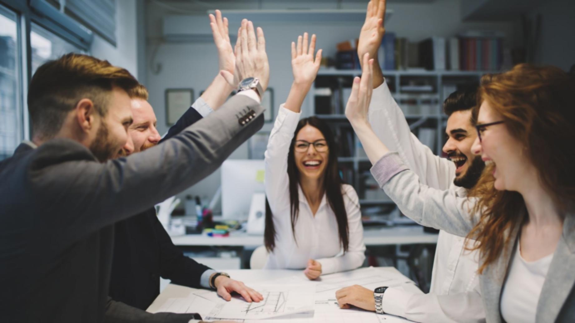 Estudiante trabajando en análisis de tráfico web en ordenador portátil